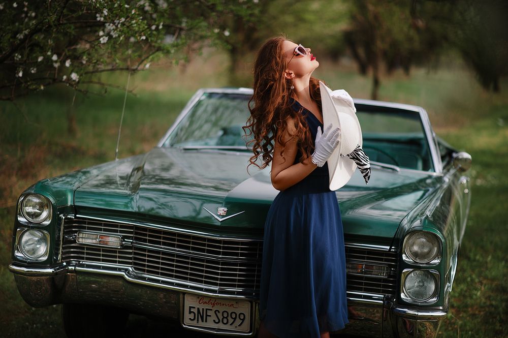 Retro-Girl with Retro-Car