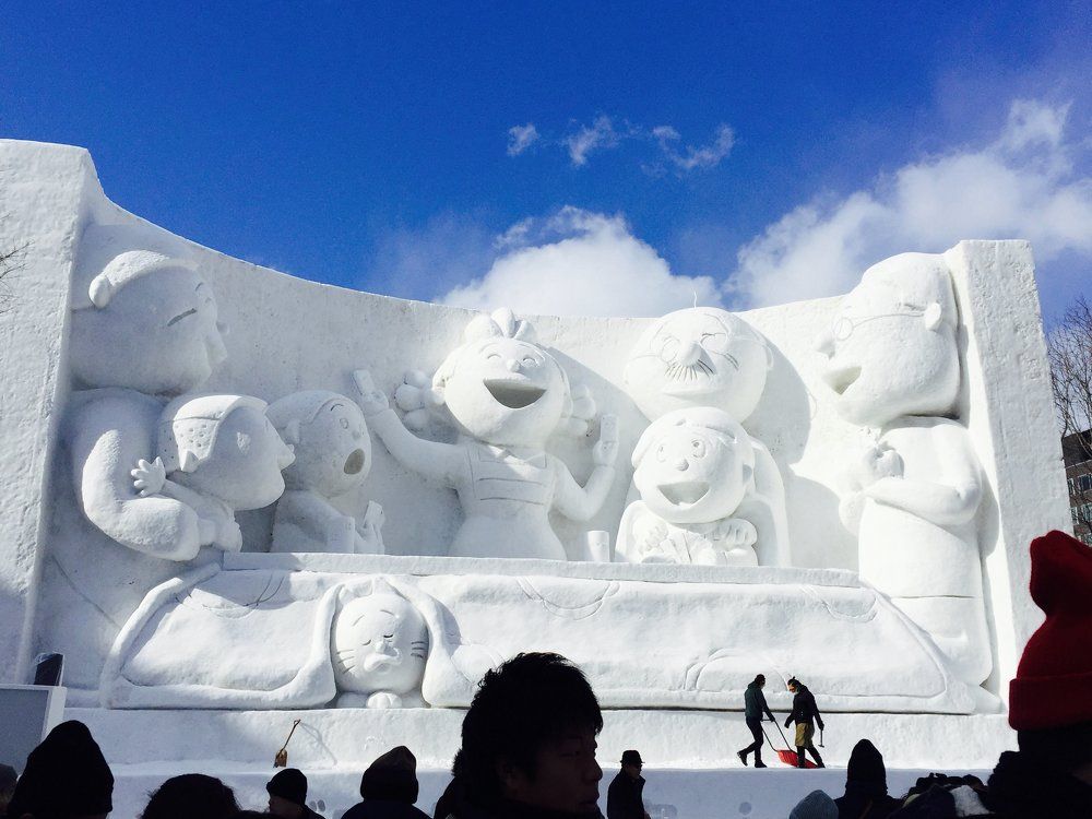 Фигуры из снега.