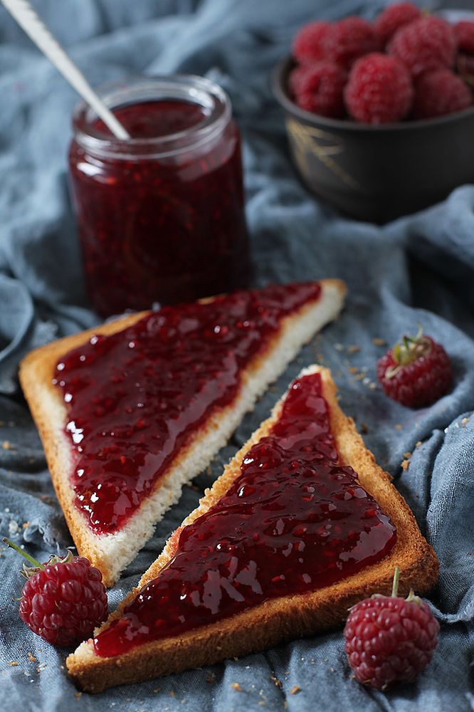 Тост с малиновым вареньем
