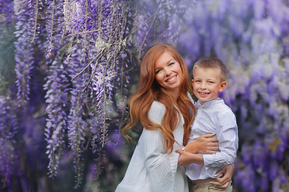 среди глицинии