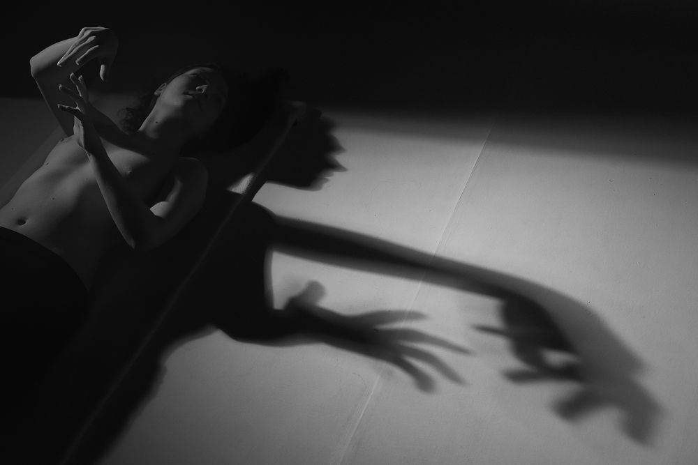 Девушка на полу