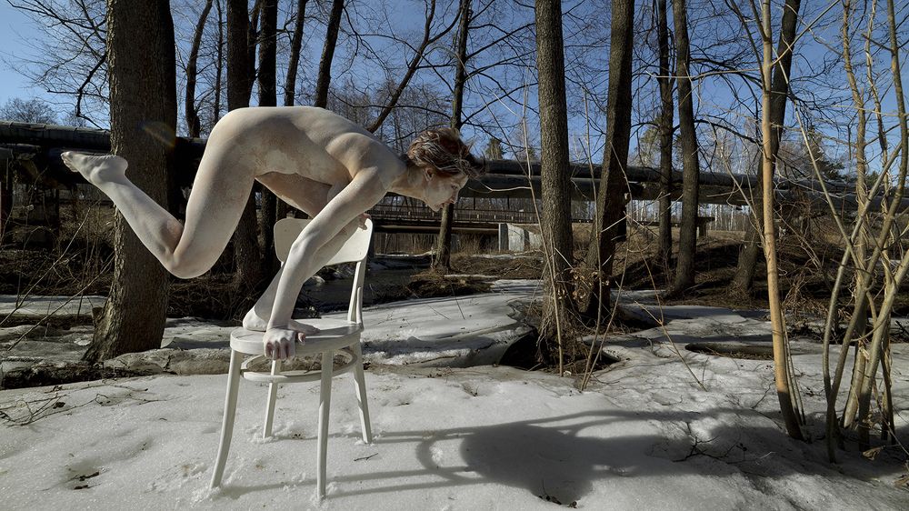 Девушка на стуле