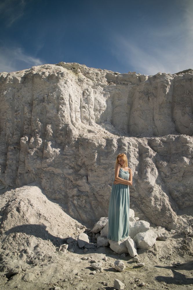 Девушка в голубом платье