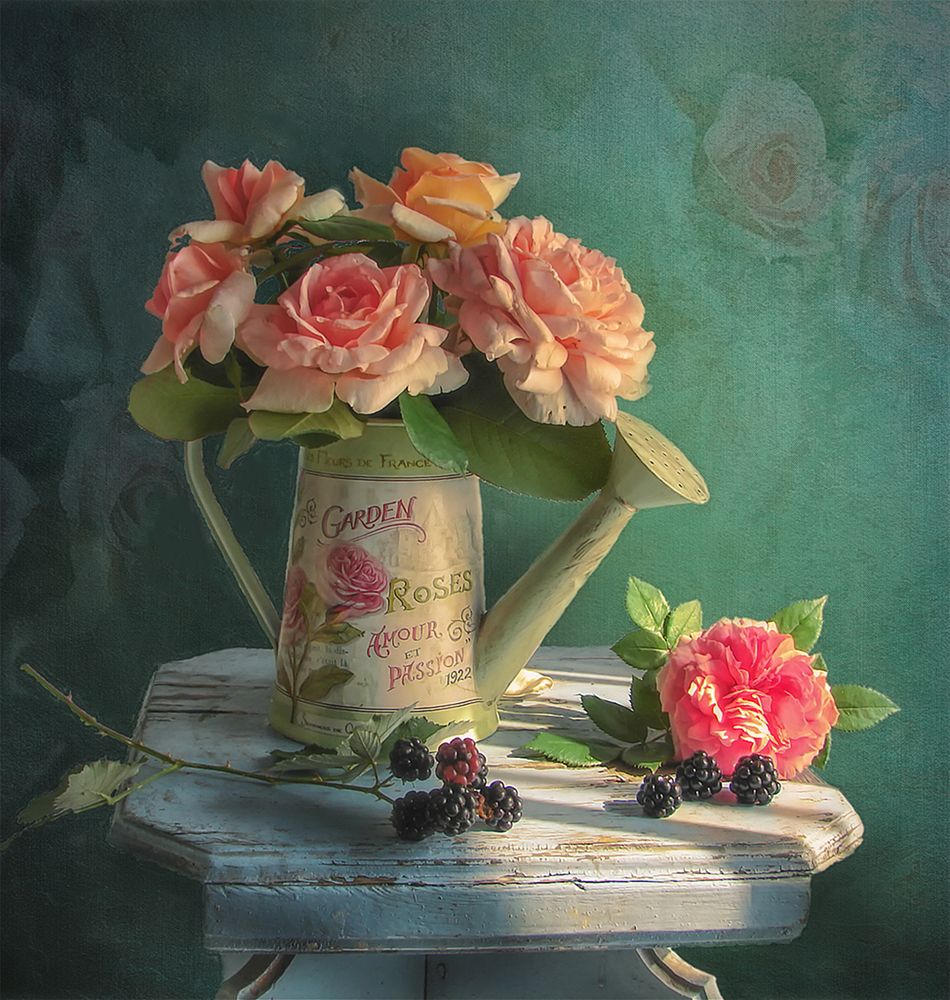 Розы в лейке..