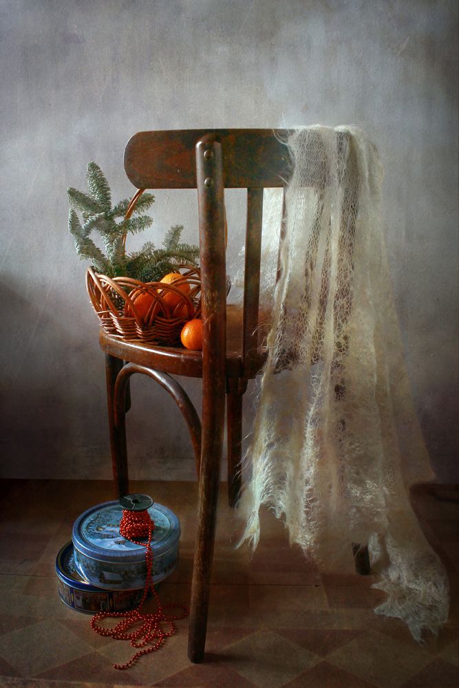 С пуховой шалью.