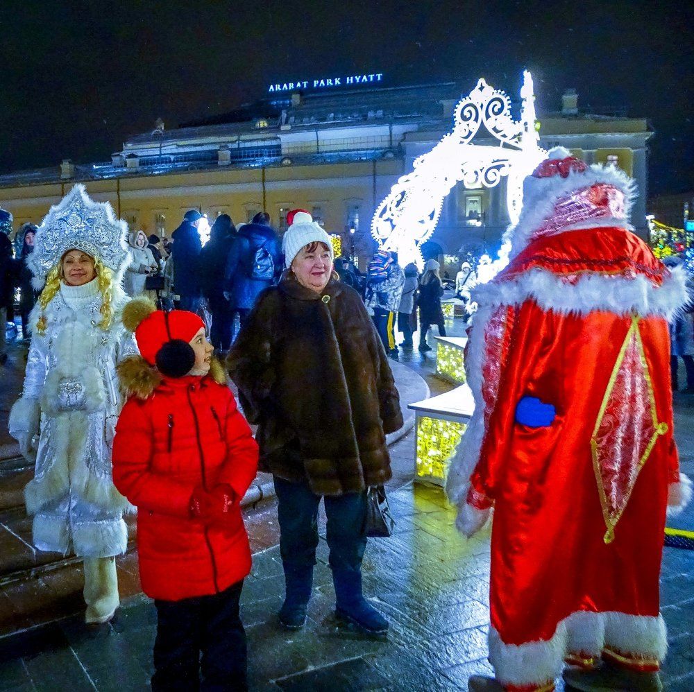 Дедушка Мороз, мы вместе хотим пойти в Снегурочки!