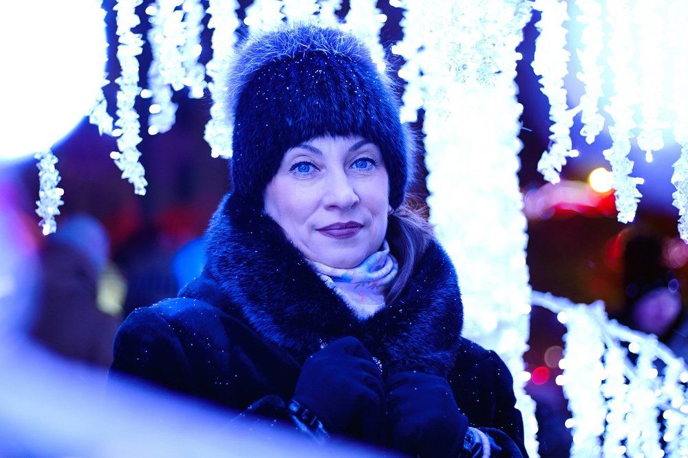 Зимний портрет среди гирлянд