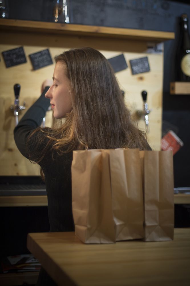 Девушка за стойкой