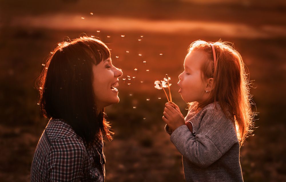 Мама с дочкой.