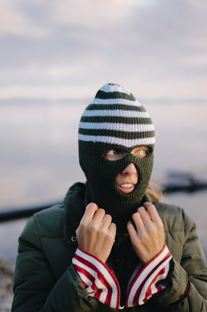 Девушка в балаклаве на озере Байкал