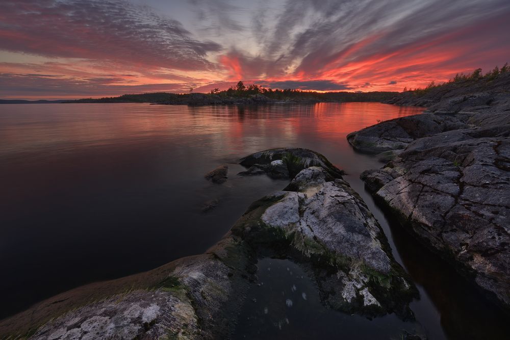 Полыхает Ладога...