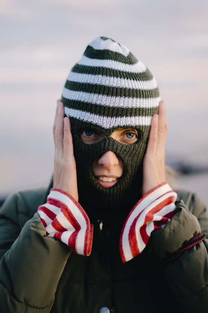 Девушка в балаклаве на озере Байкал