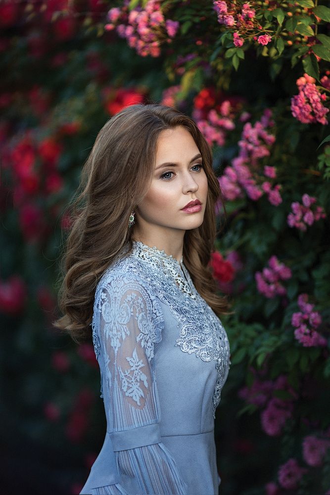 Девушка, кружева и цветы