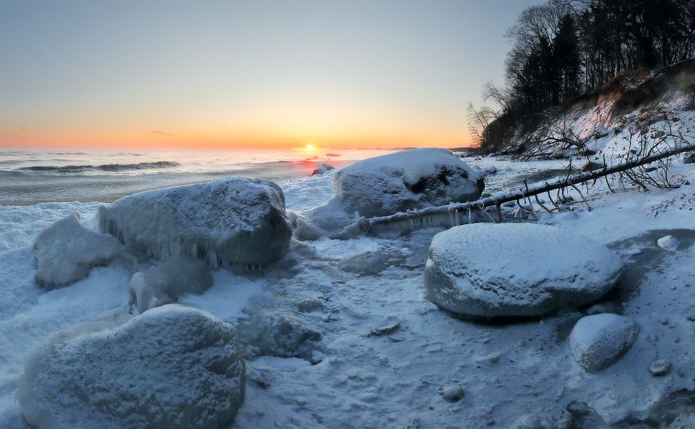 У больших камней