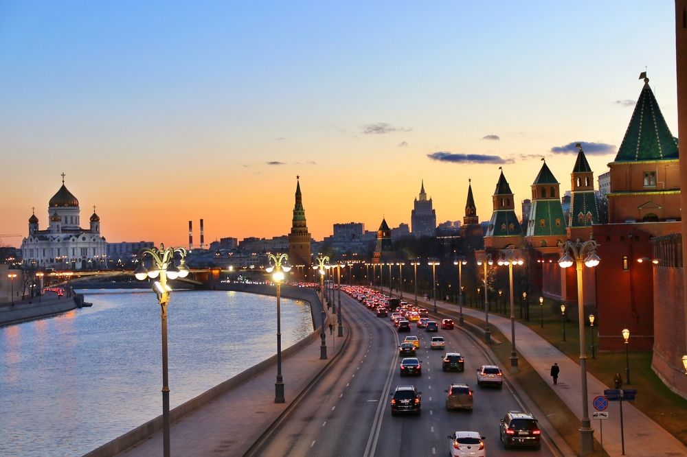 Набережная Москва реки на закате