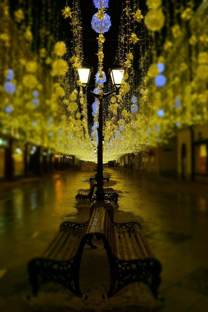 "В огромном городе моём — ночь.."