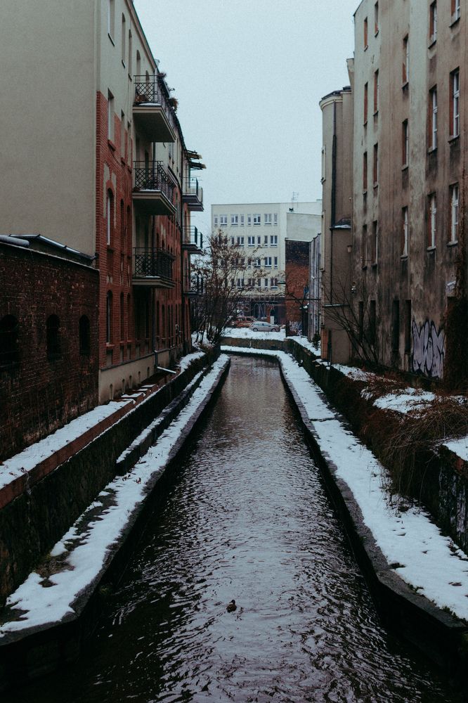 между прочим