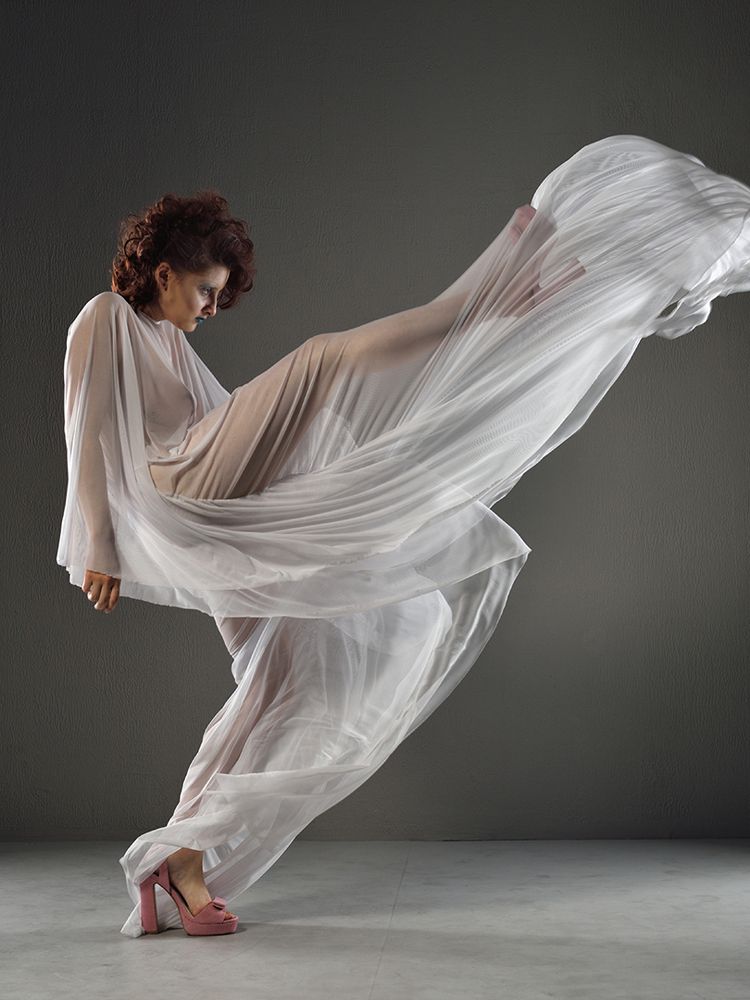 Всплеск эмоций и взрыв тела. Девушка в платье