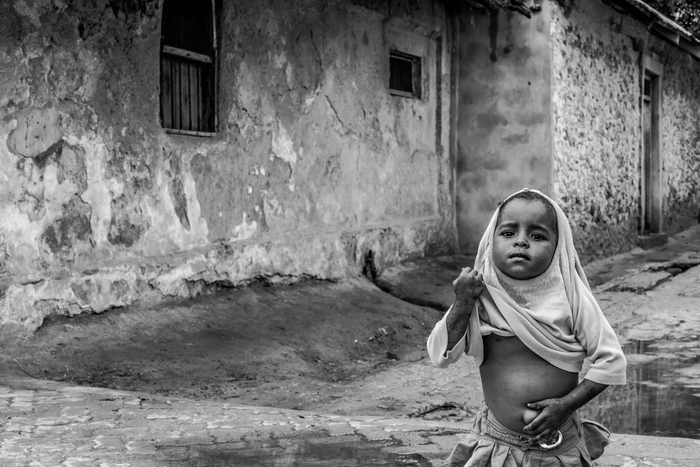 The young girl and her big bellybutton