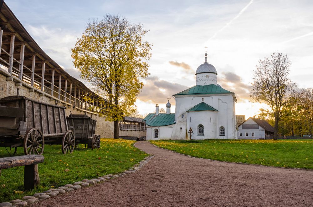 Закат в Изборской крепости.