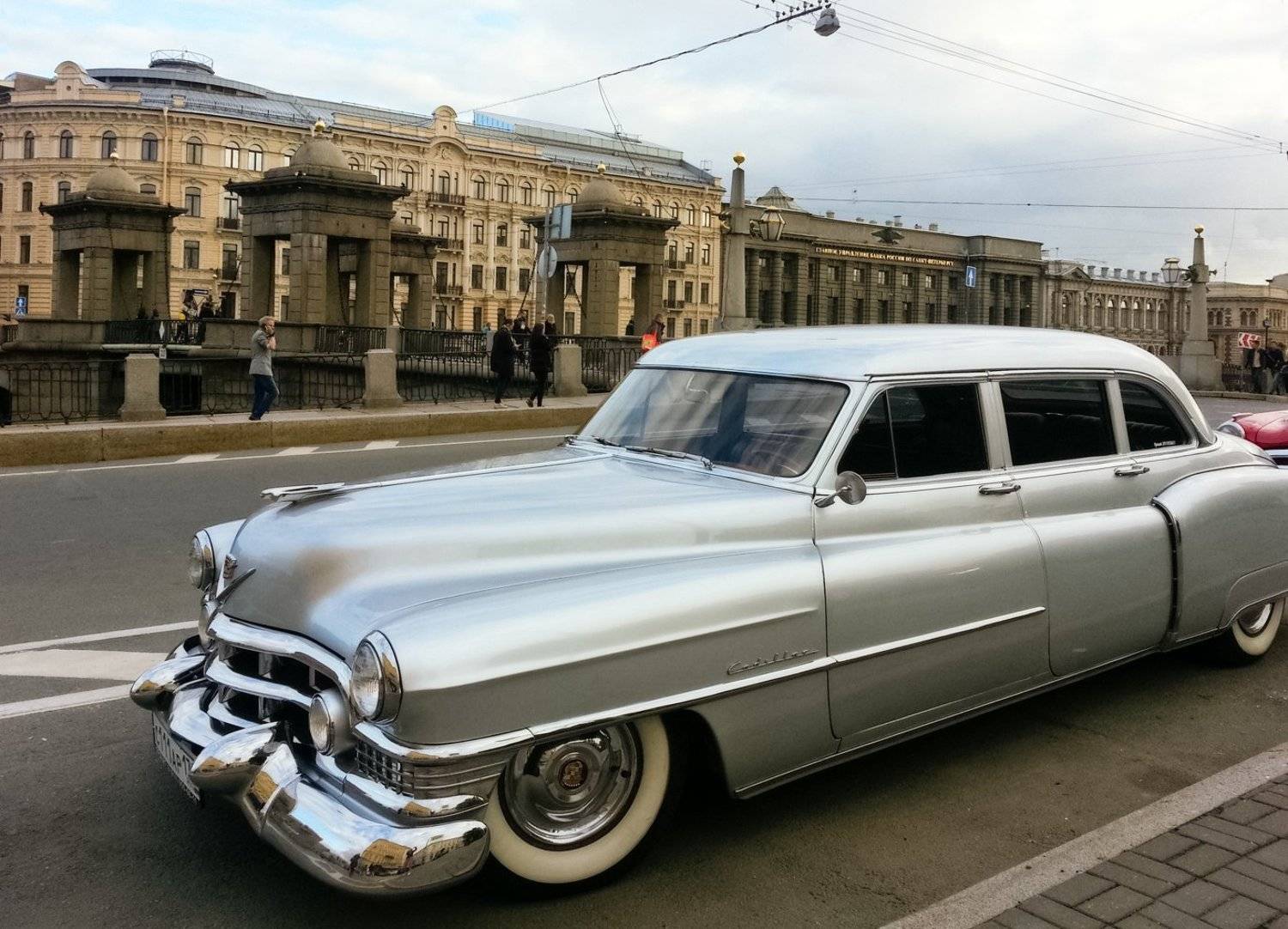 Серебристый Каддилак