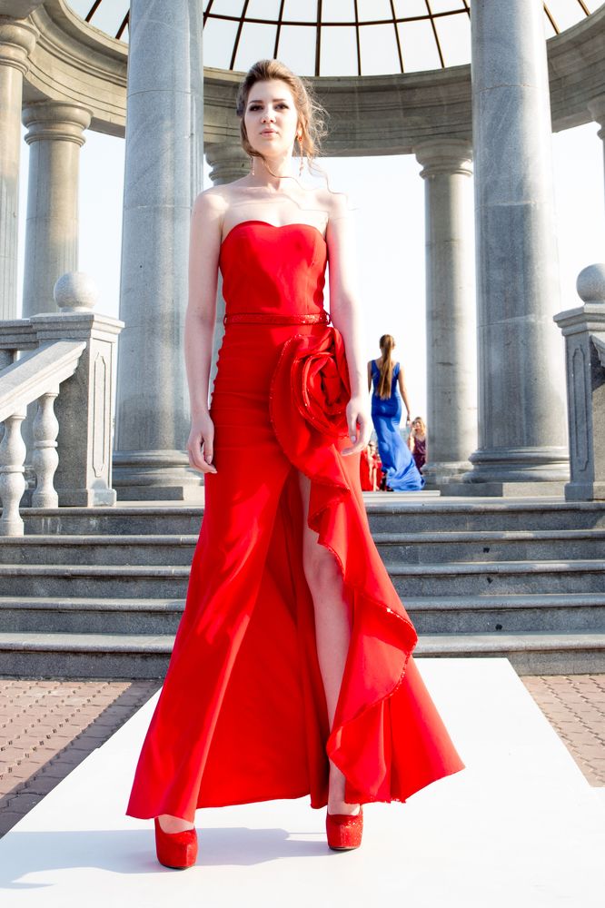 Девушка в красном