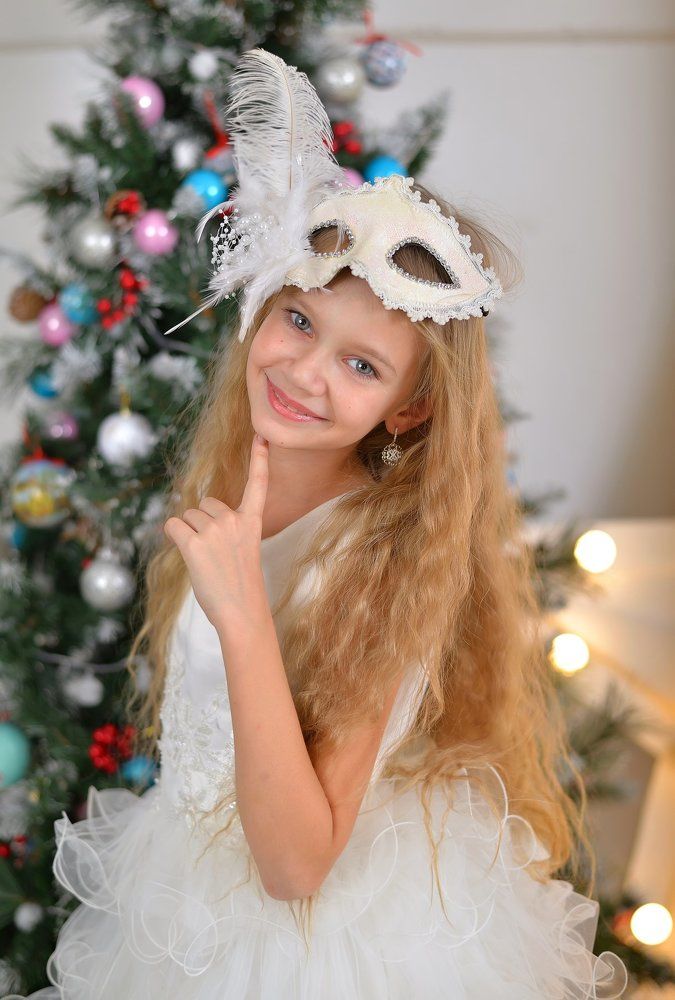 Девочка у ёлки