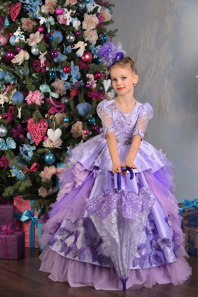 Девочка в костюме феи у ёлки