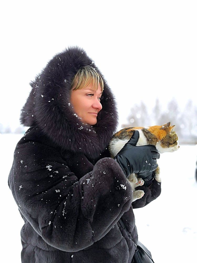 девушка с кошкой