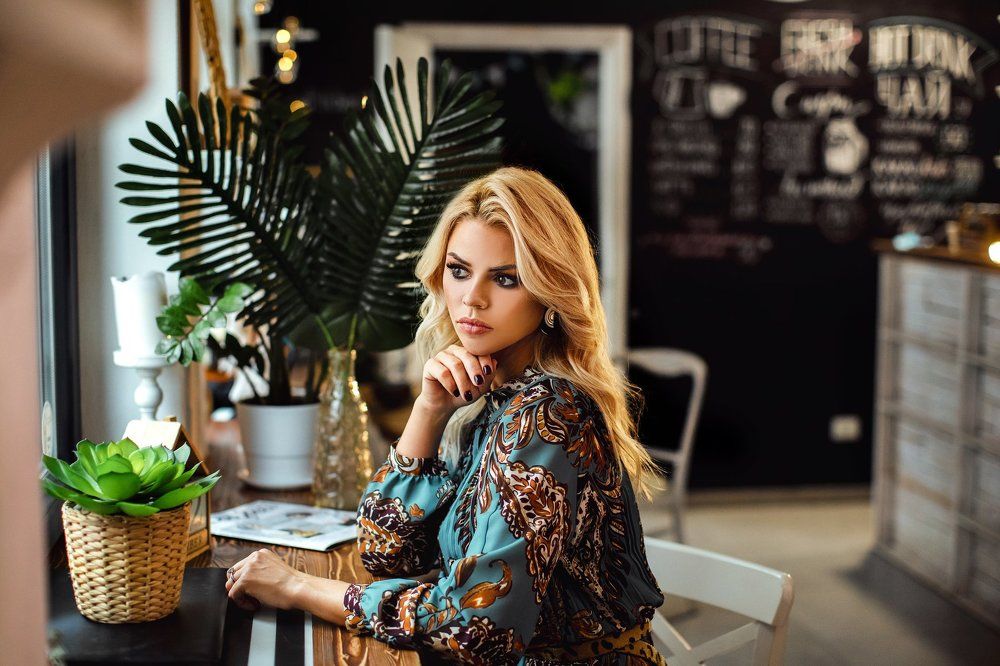 Девушка у окна