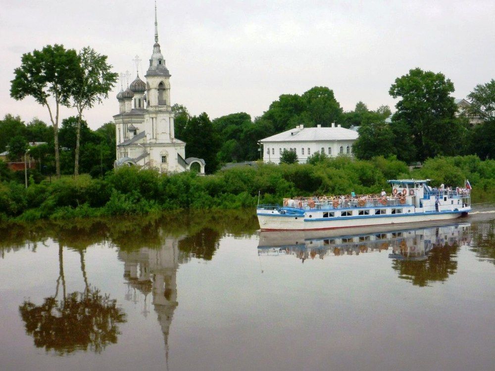 На теплоходе музыка играет...