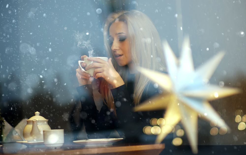 Белой искрой с высоты, упадут рубином звезды, Не бойся, подставь свою ладонь весны.