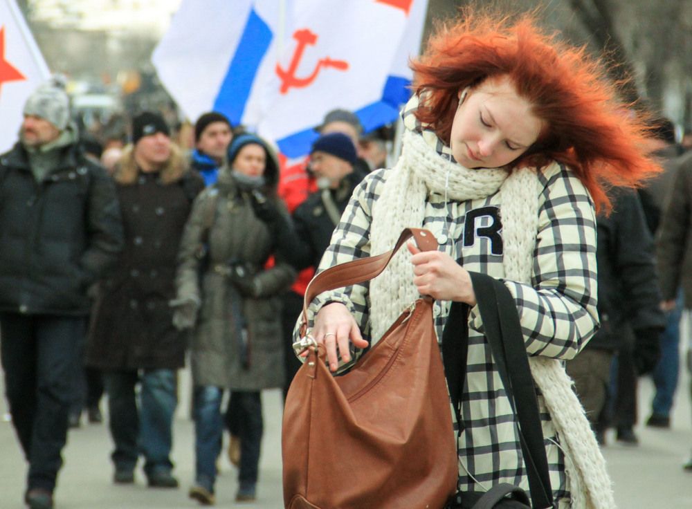 Средь шумного митинга, случайно...