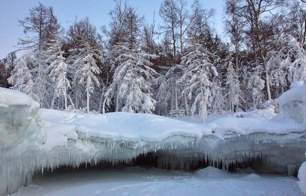 Ледяные гроты Байкала