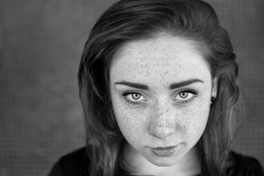 Девушка с веснушками