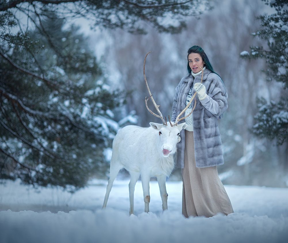 Рядом с такой красоткой даже олень облизывается)