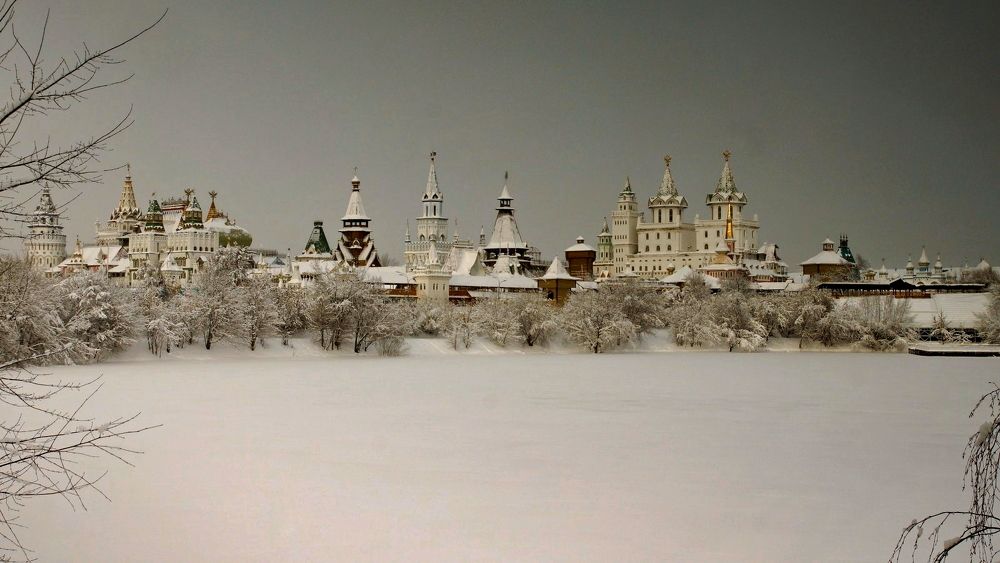 А снег идёт.