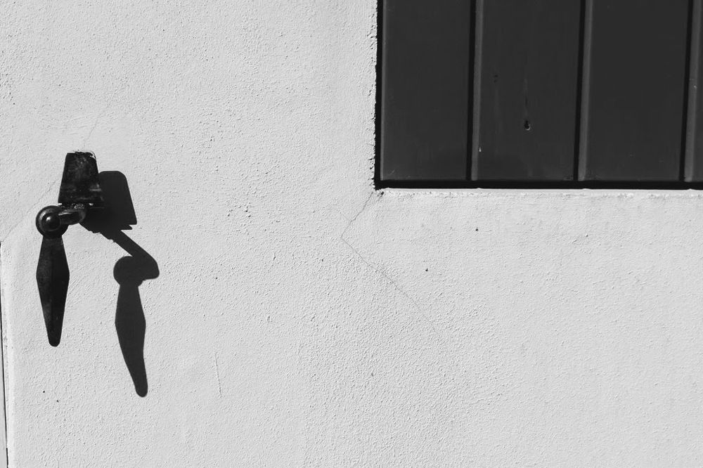 ombre solaire minimaliste et éphémère