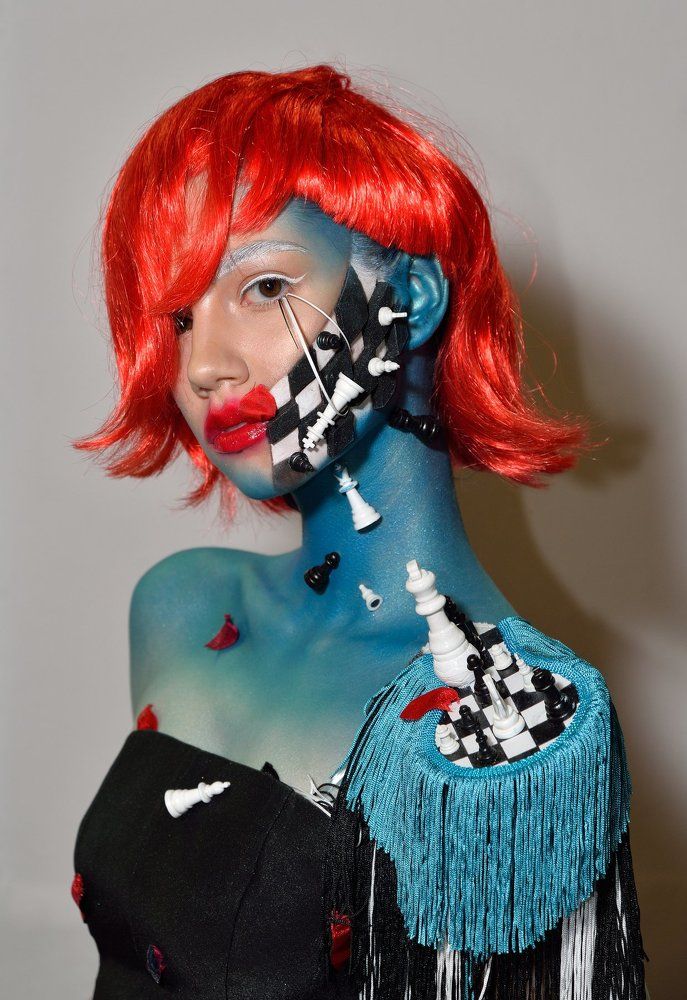 Девушка с шахматами