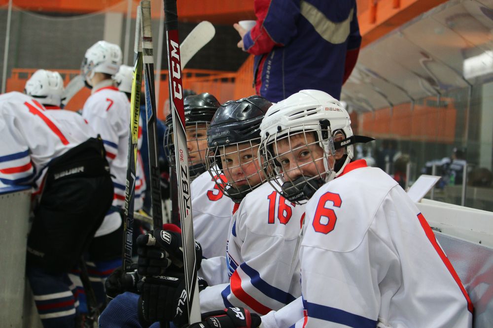 Егор играет