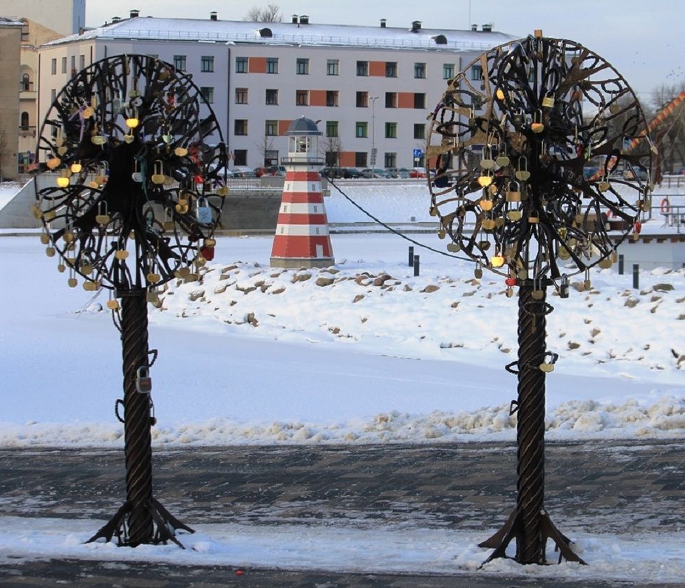 "Дерево любви» — металлическая скульптура, на которую молодожёны вешают замки «на счастье...".