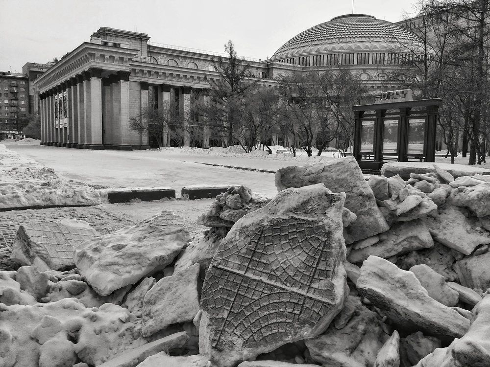 Падал прошлогодний снег