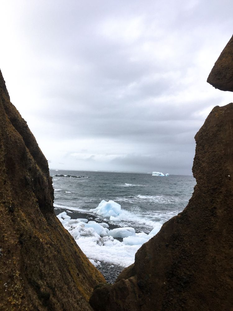 Вид на айсберга с острова в Антарктиде