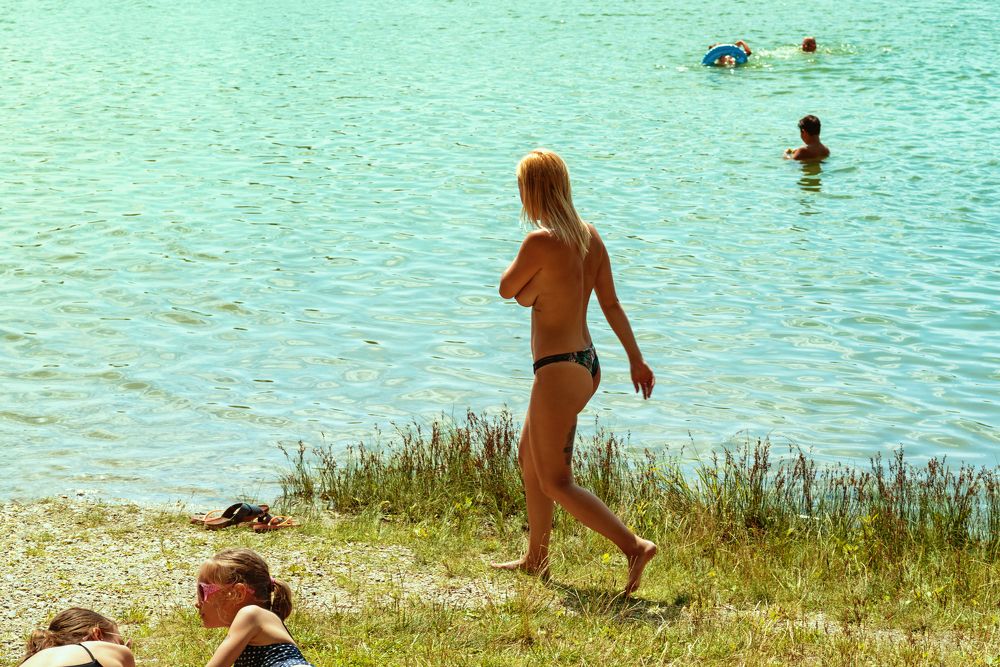 Обнаженная девушка на пляже