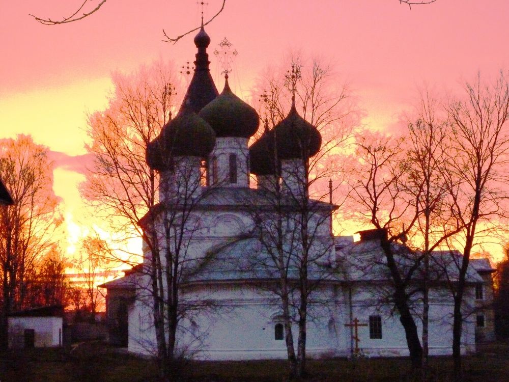 Земля, где в пол-неба заря...