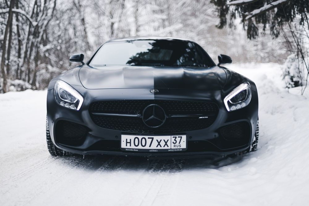 Mercedes AMG GT S в зимнем лесу