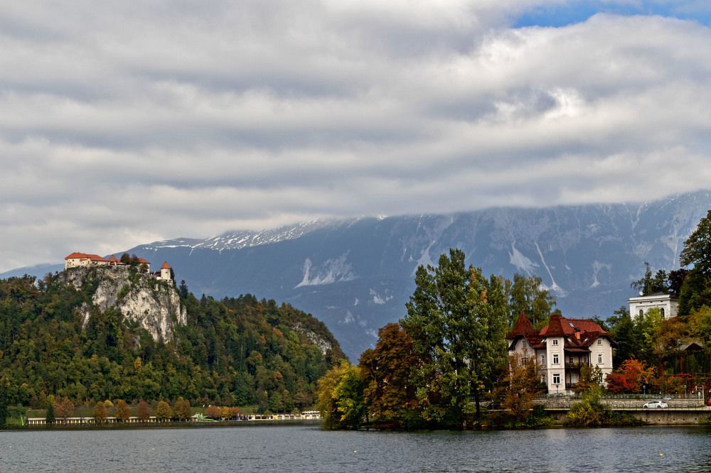 Под облаками.