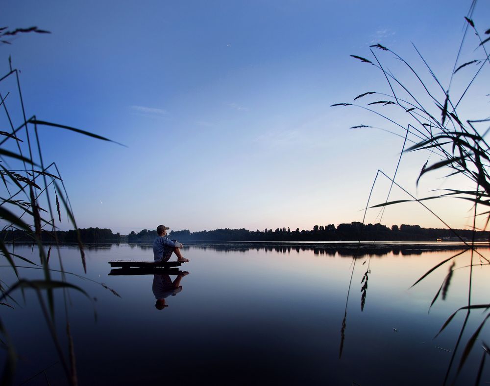Мальчик смотрит на белые ночи