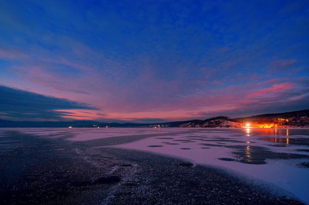 вечерний вид на берег озера