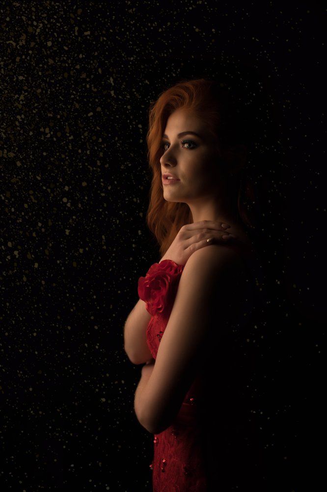 Девушка в красном